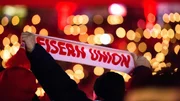 Das traditionelle Weihnachtssingen beim 1. FC Union wird in diesem Jahr wegen der Corona-Pandemie voraussichtlich ausfallen. Jessy Wellmer und Andreas Ulrich treffen deshalb kurz vor Heiligabend direkt vor dem Stadion "An der Alten Försterei" bekannte Unioner und präsentieren die schönsten Weihnachtslieder der Eisernen aus den letzten Jahren.