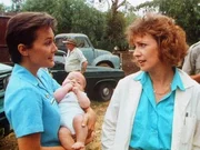 Liz Burch (r.)
