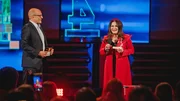 Moderator Matthias Methner und Marianne Rosenberg bei der Gala "Durchstarter des Jahres" von SWR4 Baden-Württemberg mit der begehrten "Gläsernen Vier" für das "Comeback des Jahres". Ihr Titel "Im Namen der Liebe" schnellte auf Nummer 1 der Charts und reiht sich somit ein in die Erfolge ihrer 50jährigen Bühnenkarriere.