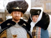 Hoher Besuch auf dem Gut von Aschenbrödels Vater: Der König (Rolf Hoppe) und die Königin (Karin Lesch) geben sich die Ehre.