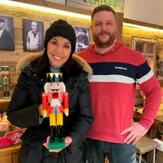 Katrin Weber mit Holzspielzeugmacher Markus Füchtner