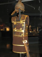 Die prunkvolle Paraderüstung des makedonischen Königs Philipp II. (382-336 v. Chr.), Vater Alexanders des Großen, aus seinem Hügelgrab bei Vergina.