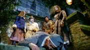 L-R: Annabelle de Lussac (Stéphane Caillard), Jean Larosière, Kommissar (Antoine Duléry), Émile Lampion, Inspektor (Marius Colucci), Soeur Simone (Claire Magnin), Ève Mauger (Caroline Ducey).