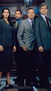 Abbie Carmichael (Angie Harmon, li.), Jack McCoy (Sam Waterson, re.), Edward Green (Jesse L. Martin, 2.v.li.) und Detective Lennie Briscoe (Jerry Orbach)