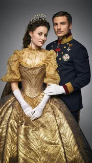 Sisi (Dominique Devenport) und Franz (Jannik Schümann).