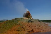 Heiße Mineralquellen sprudeln Wasser aus dem Inneren heraus.