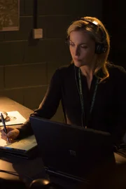 DSI Stella Gibson (Gillian Anderson) recherchiert unter Hochdruck nach dem vermissten Opfer.