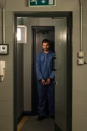Jamie Dornan spielt den Familientherapeuten und Serienmörder Paul Spector, der hier in Untersuchungshaft ist.