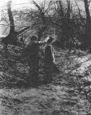Hans Joachim A. demonstriert den Ermittlern, wie er sein Opfer erschlug. Hans Joachim A. demonstriert den Ermittlern, wie er sein Opfer erschlug.