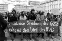 Das Bundesverfassungsgericht (BVG) hat die Fristenregelung (straffreie Abtreibung in den ersten zwölf Wochen der Schwangerschaft), die im Zuge der Reform des Abtreibungsparagraphens 218 eingeführt werden sollte, für verfassungswidrig erklärt, hier Demonstrationen gegen das Urteil in Karlsruhe, 25.02.1975