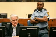Der ehemalige bosnisch-serbische Politiker Radovan Karadzic (li.) am 24. März 2016 vor Gericht in Den Haag