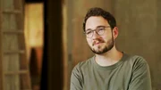 Eine Generation, die im vereinten Deutschland aufgewachsen ist, sucht ihre Identität, zwischen Ost und West. „Wer wir sind - Die DNA des Ostens“ befasst sich mit Prägung, Vererbung und der heutigen Wahrnehmung des Ostens. Haben auch die jungen Generationen die „DNA des Ostens“ in sich? - Lukas Rietzschel, Schriftsteller aus Görlitz.