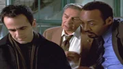 Die beiden Detectives Briscoe (Jerry Orbach) und Green (Jesse L. Martin, r.) müssen Donald Albers (David Pittu, l.) mitteilen, dass sein Partner ermordet wurde.