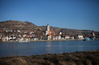 Blick vom Südufer der Donau auf die Ortschaft Stein bei Krems.