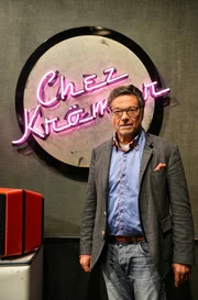 "Chez Krömer" geht nach dem großen Erfolg der letzten Staffel mit sechs neuen Folgen in den Herbst. Die rbb-Show von und mit Kurt Krömer läuft seit dem 2. November 2021 wöchentlich im rbb Fernsehen. Bereits einen Tag vor jeder Ausstrahlung sind die Folgen ab 18.00 Uhr in der ARD Mediathek und auf YouTube zu sehen. "Chez Krömer" - die Show von und mit Kurt Krömer und einigen Gästen, die nichts Besseres verdient haben. - Dieter Dehm zu Gast bei Kurt Krömer.