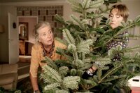 Rosalie (Jutta Speidel, li.) packt mit an und hilft Margret (Ruth Reinecke) mit dem Weihnachtsbaum.