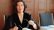 Richterin Dr. Ruth Herz führt die Verhandlungen objektiv, souverän und einfühlsam. Sie deckt die Geschichte hinter der Tat auf und versucht mit ihren Urteilen, Jugendlichen eine Chance zu geben.