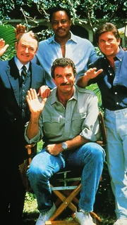 v.l. Higgins (John Hillerman), TC (Roger E. Mosley, hinten), Magnum (Tom Selleck, vorne) und Rick (Larry Manetti)