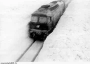 Ein Zug im meterhohen Schnee.