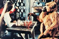 Prinzessin Farah (Jane Seymour) spielt mit dem in einen Pavian verwandelten Prinzen Kassim Schach.