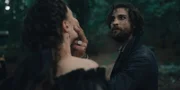 Der ungarische Rebellenführer Bela (Yasmani Stambader, r.) bedroht Sisi Sisi (Dominique Devenport, l.) und verlangt Informationen zum Aufenthaltsort des Kaisers (Jannik Schümann).