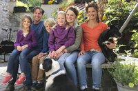 Jana (rechts) und Jens (2.v.l.) Steingässer und ihre vier Kinder Frieda (links), Mio (3.v.l.), Hannah (3.v.r.) und Paula wollen klimafreundlich leben.