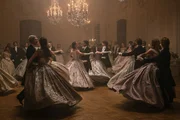 Kaiser Franz (Jannik Schümann) hat zum Geburtstagsball geladen. Die Gäste tanzen Walzer.