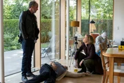 Oskar Schütz (Marek Erhardt, l.) und Lena Testorp (Anna von Haebler, r.) untersuchen den erschossenen Professor Doktor Kollberg. Scheinbar war der Täter kein Fremder.