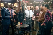 V.l.: Ray Holt (Andre Braugher), Terry Jeffords (Terry Crews), Rosa Diaz (Stephanie Beatriz), Hitchcock (Dirk Blocker), Scully (Joel McKinnon Miller), Jake Peralta (Andy Samberg), Amy Santiago (Melissa Fumero)