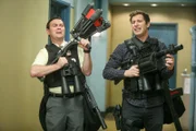 Charles Boyle (Joe Lo Truglio, l.), Jake Peralta (Andy Samberg)