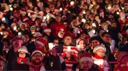 Ein Meer aus Kerzen, rot-weißen Mützen und Schals füllt die Alte Försterei. Längst ist das Weihnachtssingen der Eisernen ein Berliner Kulttermin.