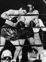 PHOENIX HITLERS NÜTZLICHE IDOLE, "Max Schmeling - Der Boxer", am Montag (02.02.15) um 21:00 Uhr. Joe Louis (r) im Kampf mit Max Schmeling, in New York.