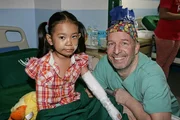 Seit 20 Jahren reist der plastische Chirurg Christopher Wachsmuth in seinem Jahresurlaub auf die Philippinen, um Kinder mit einer Lippen-Kiefer-Gaumenspalte zu operieren.