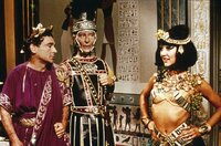 Julius Cäsar (Kenneth Williams, Mitte) mit seinem Leibwächter Hengist (Kenneth Connor, r.) zu Besuch bei Kleopatra (Amanda Barrie).