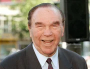 PHOENIX HITLERS NÜTZLICHE IDOLE, "Max Schmeling - Der Boxer", am Dienstag (18.03.14) um 21:00 Uhr. Er ist die deutsche Box-Legende schlechthin: Max Schmeling (aufg. am 10.7.1997 in Hamburg), der Sohn eines Steuermanns und einer Bauerntochter absolvierte zunächst eine kaufmännische Lehre und schloss sich in Köln einem Boxclub an. Als dessen Mitglied wurde er 1924 Amateur-Vizemeister im Halbschwergewicht und im gleichen Jahr noch Berufsboxer. Lang ist die Liste seiner Siege. 1930 wurde Schmeling durch einen Disqualifizierungssieg über den Amerikaner Sharkey Boxweltmeister aller Klassen und ist damit bisher der einzige Deutsche, dem dies gelang. Nach seinem Abschied aus dem Boxring 1948 war Schmeling als Unternehmer erfolgreich. Mit seiner Frau, der Schauspielerin Anny Ondra, war er von 1933 bis zu ihrem Tode 1987 verheiratet. Die Ehe blieb kinderlos.