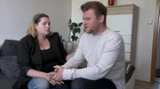 Als sie ihren Dave (re.) mit Nachbar Karsten im Bett erwischt, ist Tamara (li.) schockiert! Sie versucht, ihn mit allen Mitteln zurückzubekommen - und wenn sie dafür ein Mann werden muss?; Als sie ihren Dave (re.) mit Nachbar Karsten im Bett erwischt, ist Tamara (li.) schockiert! Sie versucht, ihn mit allen Mitteln zurückzubekommen – und wenn sie dafür ein Mann werden muss…