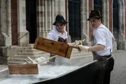 Vor der Alten Saline in Bad Reichenhall wird das Salzsieden demonstriert.