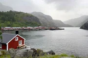Malerische Fischerdörfer sind typisch für die Inselgruppe der Lofoten im Norden Norwegens.