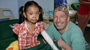 Seit 20 Jahren reist der plastische Chirurg Christopher Wachsmuth in seinem Jahresurlaub auf die Philippinen, um Kinder mit einer Lippen-Kiefer-Gaumenspalte zu operieren.