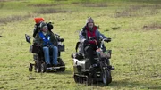 James May (l.) und Richard Hammond testen die weiterentwickelten Mobiliy Scooter auf ihre Geländetauglichkeit.