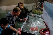 Fin Sherpard (Ian Ziering) und Nova (Cassie Scerbo) kämpfen gegen einen Hai.