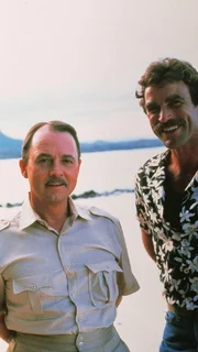 Tom Selleck als Magnum, re. und John Hillerman als Higgins