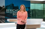 Neue Studiodekoration, neuer Sendungsvorspann, neues Logo: Pünktlich zur Bundestagswahl erscheint der „Bericht aus Berlin“ in neuer Optik. Den Auftakt nach der Sommerpause machte das bundespolitische Magazin im Ersten am 10. September 2017 bereits aus dem multifunktionalen Fernsehstudio im ARD-Hauptstadtstudio. Herzstück der neuen Hybriddekoration sind zwei große LED-Wände rechts und links des Studioeckfensters, jeweils circa drei Meter breit, fünf Meter hoch und rund 900 Kilogramm schwer. Darauf sind Themengrafiken, Animationen, Stand- oder Bewegtbilder zu sehen. Die Wände werden in einem Schienensystem auf Rollen geführt und lassen sich leicht verschieben. Auch die weiteren Studioelemente sind flexibel, der Schaltenplatz mit Green Screen ist ebenfalls integriert. Im Zentrum des Sets hängt ein Lichtplafond, darunter steht das Moderationspult, das um ein Podest ergänzt werden kann. Satinierte, hinterleuchtete Glasflächen und die frische, hellere Farbgestaltung lassen das Studio größer wirken. Die elegante Farbigkeit mit Blau, Beige und Grau sowie die dezente Grafiksprache stellen die Nähe zu den Informationssendungen im Ersten her.