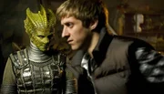 Alaya (Neve McIntosh) und Rory (Arthur Darvill, r)
