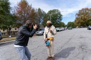 Markus Lanz (l.) beim Fotografieren in Lakewood, Atlanta.