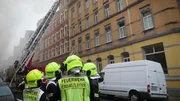 In einem Mehrfamilienhaus in Chemnitz brennt der Dachstuhl. Ein Großaufgebot der Feuerwehr soll verhindern, dass die Flammen auf benachbarte Gebäude übergreifen.