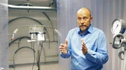 Andreas Krämer vom TÜV Süd unterzieht eine Deckenlampe einem Spritzwassertest. Erfüllt sie den Standard IP 44?