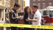 Don Flack (Eddie Cahill, l.) und Stella Bonasera (Melina Kanakaredes) kommen Detective Mac Taylor (Gary Sinise) zur Hilfe. Er wurde Zeuge einer tödlichen Schießerei.