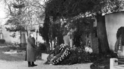 Adolf Hitler am Grab seiner Eltern auf dem Friedhof von Leonding bei Linz, 1941