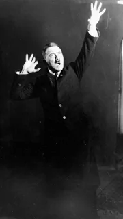 1925: Adolf Hitler (1889-1945) während er eine Aufzeichnung einer seiner Reden hört. Der Fotograf Heinrich Hoffmann hat, entgegen den Anweisungen von Hitler, das Foto nicht vernichtet.